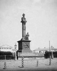 Public Domain: Памятник царю Михаилу Фёдоровичу и крестьянину Ивану Сусанину в Костроме (1851-1918) 